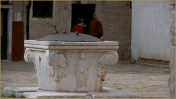 Le puits Vénitien en pierre d'Istrie du Campo San Marziale, un puits qui date du XVe siècle, dans le Sestier du Cannaregio à Venise.