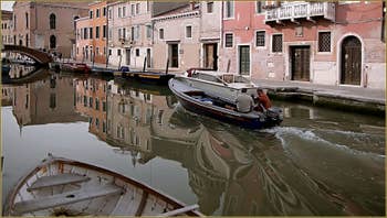Le rio et le pont de la Madona de l'Orto, le long de la Fondamenta Gasparo Contarini, dans le Sestier du Cannaregio à Venise.