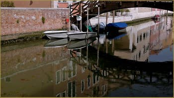 Reflets sur le rio de le Convertite sous le pont de le Case Nove, sur l'île de la Giudecca à Venise.