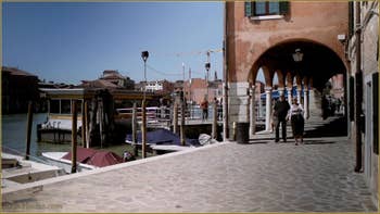 La Fondamenta et l'embarcadère Andrea Navagero du Vaporetto, sur l'île de Murano à Venise.