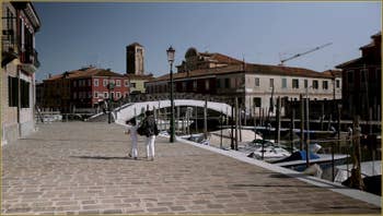 La Fondamenta de le Case Nove et le Canale de San Mattia, au fond, le pont De le Terese, sur l'île de Murano à Venise.