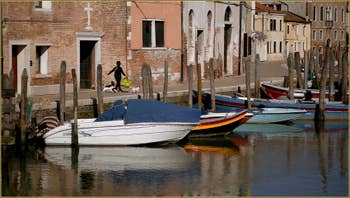 Reflets sur le Canal San Donato, le long de la Fondamenta Sebastiano, sur l'île de Murano à Venise.