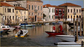 Reflets sur le Canal San Donato, le long de la Fondamenta Sebastiano, sur l'île de Murano à Venise.