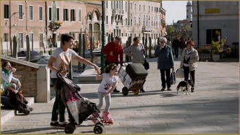 La vie des Muranesi, sur le Campo San Donato, sur l'île de Murano à Venise.