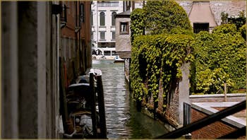 Le rio de Ca' Michiel, au fond le Grand Canal, dans le Sestier de Saint-Marc à Venise.