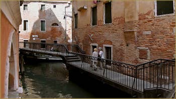 Le Pont del Pestrin, le long du rio de Ca' Garzoni, dans le Sestier de Saint-Marc à Venise.