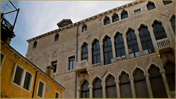 Détail de la façade du Palazzo Pesaro o degli Orfei, où se trouve le musée Mariano Fortuny, dans le Sestier de Saint-Marc à Venise.