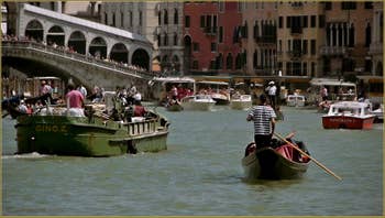Maman les p'tits bateaux, sur le Grand Canal à Venise, devant le pont du Rialto.