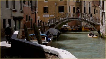 Le rio de la Pietà Sant' Antonin et le pont Sant'Antonin le long de la Fondamenta dei Furlani, dans le Sestier du Castello à Venise.