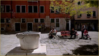 L'un des puits, datant du XIV-XVe siècle, du Campo Bandiera e Moro o de la Bragora, dans le Sestier du Castello à Venise.