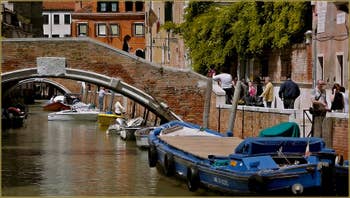 Le rio et le pont Santa Caterina, dans le Sestier du Cannaregio à Venise.