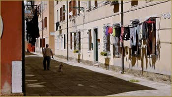 Jour de lessive, calle de le Cadene, dans le Sestier du Cannaregio à Venise.