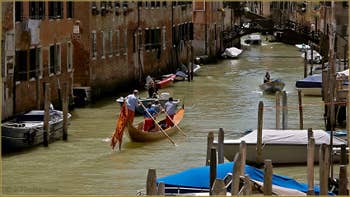 Jolie gondole à 4 rameurs sur le rio dei Gesuiti, avec en sus, la Bandiera di San Marco, le drapeau de Saint-Marc ! Dans le Sestier du Cannaregio à Venise.