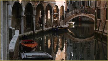 Reflets sous le pont del Piovan o del Volto, le long du Sotoportego del Magazen, dans le Sestier du Cannaregio à Venise.
