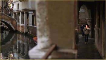 Reflets le long du Sotoportego del Magazen, dans le Sestier du Cannaregio à Venise.