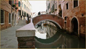 La Fondamenta del Dose et le rio del Mondo Novo avec le pont del Paradiso, dans le Sestier du Castello à Venise.