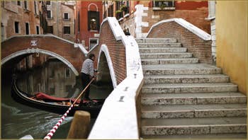 Gondole sous le pont dei Preti, au fond, le pont del Paradiso, dans le Sestier du Castello à Venise.