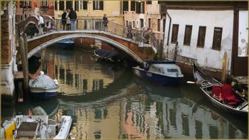 Reflets sous le pont et le rio del Mondo Novo, dans le Sestier du Castello à Venise.