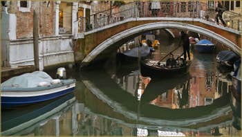 Gondole et reflets sous le pont del Mondo Novo, dans le Sestier du Castello à Venise.