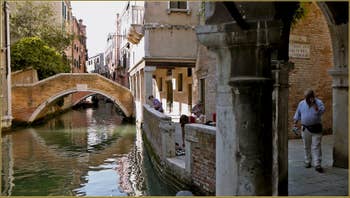 Le rio et le pont Widmann, dans le Sestier du Cannaregio à Venise.