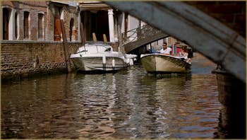 Reflets sous le pont Minich, sur le rio del Pestrin Paradiso, dans le Sestier du Castello à Venise.