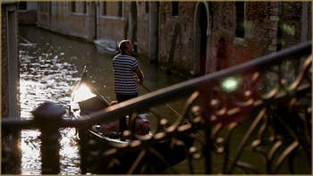 Gondole dans le soleil couchant, sur le rio de Santa Marina, frontière entre les Sestieri du Castello et du Cannaregio à Venise.
