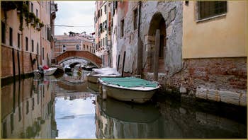 Reflets sur le rio dei Frari, dans le Sestier de San Polo à Venise.