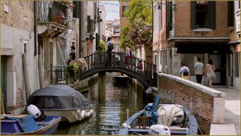 Le pont de Donna Onesta, la femme honnête, sur le rio de la Frescada - San Rocco, dans le Sestier de San Polo à Venise.