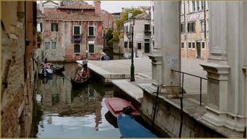 Le Campo de Castelforte et le rio de la Frescada San Rocco, le long de la Scuola San Rocco, dans le Sestier de San Polo à Venise.