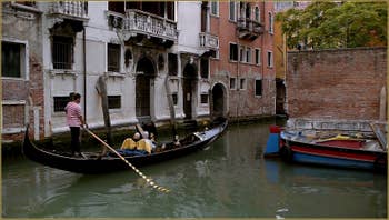 Gondole sur le rio de San Stin, vue depuis le pont Dona', dans le Sestier de San Polo à Venise.