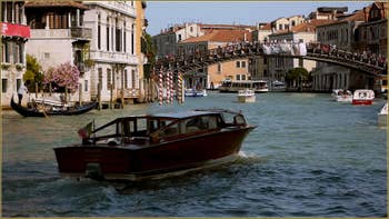 Le Grand Canal à Venise, au fond, le pont de l'Accademia.