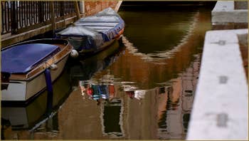 Reflets sur le rio della Toletta, dans le Sestier du Dorsoduro à Venise.