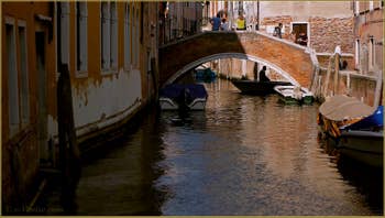 Reflets sur le rio del Malpaga, au fond, le pont Lombardo, dans le Sestier du Dorsoduro à Venise.