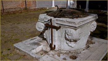 Le puits du cloître de l'église San Giobbe à Venise. Un puits qui aurait été réalisé en 1463, aux frais personnels du Doge Cristoforo Moro. Dans le Sestier du Cannaregio à Venise.