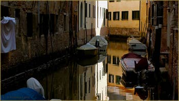 Reflets sur le rio de la Crea, dans le Sestier du Cannaregio à Venise.