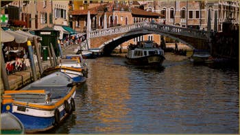Le Canal de Cannaregio et le pont de le Guglie, dans le Sestier du Cannaregio à Venise.