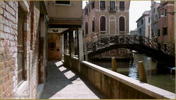 Le pont Storto o Pinelli o dei Consafelzi, le long de la Fondamenta dei Felzi, dans le Sestier du Castello à Venise.
