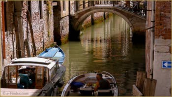 Reflets sur le rio de San Giovanni Laterano, dans le Sestier du Castello à Venise.