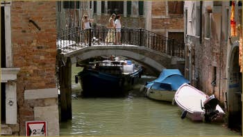 Conduite originale, avec les pieds, sous le pont de la Tetta, dans le Sestier du Castello à Venise.