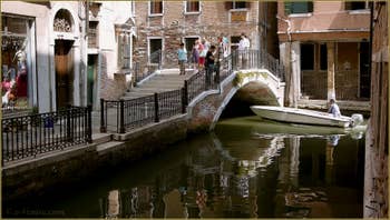 Reflets sur le rio de San Severo, le long de la Fondamenta Tetta, au fond, le pont de la Tetta, dans le Sestier du Castello à Venise.