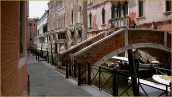 Le pont Novo, et la Fondamenta San Severo, le long du rio du même nom, dans le Sestier du Castello à Venise.