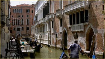 Gondoles sur le rio de San Severo, au fond, le pont San Severo, dans le Sestier du Castello à Venise.