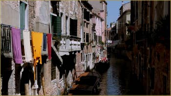 Lessive vénitienne sur le rio dei Scudi - Santa Ternita, dans le Sestier du Castello à Venise.