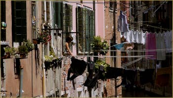 Jour de lessive, sur le rio dei Scudi - Santa Ternita, dans le Sestier du Castello à Venise.