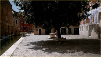 Le Campo et le rio de le Gorne et son puits en pierre d'Istrie datant du XIVe siècle, dans le Sestier du Castello à Venise.