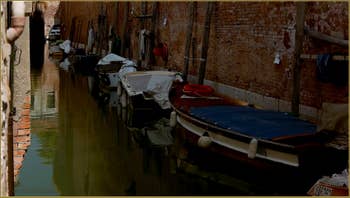 Reflets sur le rio de le Gorne, dans le Sestier du Castello à Venise.