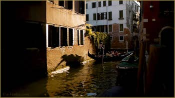 Gondole sur le rio Sant'Andrea già Gozzi o dei Sartori, dans le Sestier du Cannaregio à Venise.