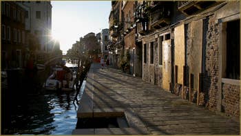 Soleil couchant sur le pont et la Fondamenta dei Mori, dans le Sestier du Cannaregio à Venise.