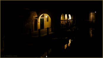 La nuit à Venise : le Sotoportego de le Colonete, le long du rio de la Madalena, dans le Sestier du Cannaregio à Venise.