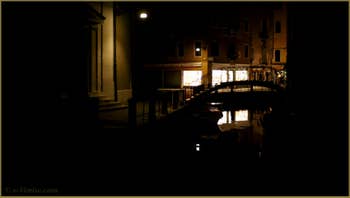 La nuit à Venise : le campo et le rio de la Madalena, dans le Sestier du Cannaregio à Venise.